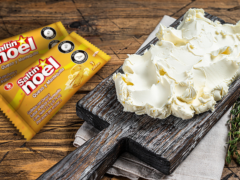 Dip de queso crema, piña y queso parmesano con galletas Saltín Noel queso y mantequilla